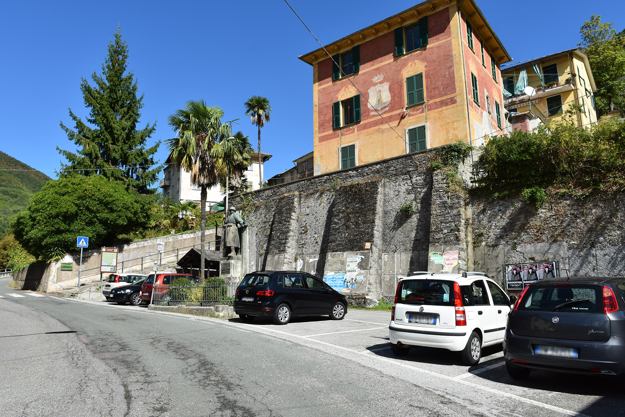 Parcheggio chiesa di San Maurizio a Neirone Genova Città Metropolitana